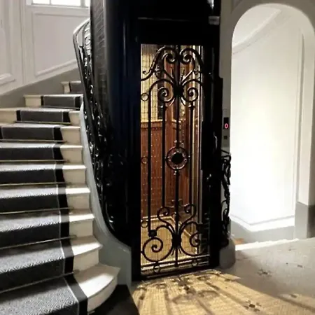 Typical Chic Parisian Flat-near Les Champs-elysees *