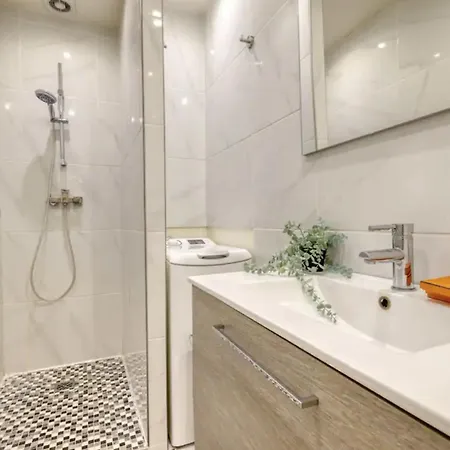 Typical Chic Parisian Flat-near Les Champs-elysees Paryż