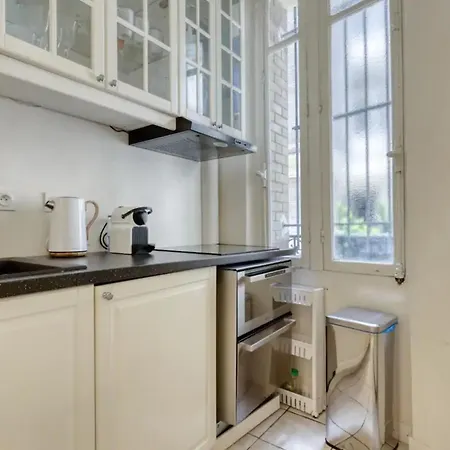 Typical Chic Parisian Flat-near Les Champs-elysees *