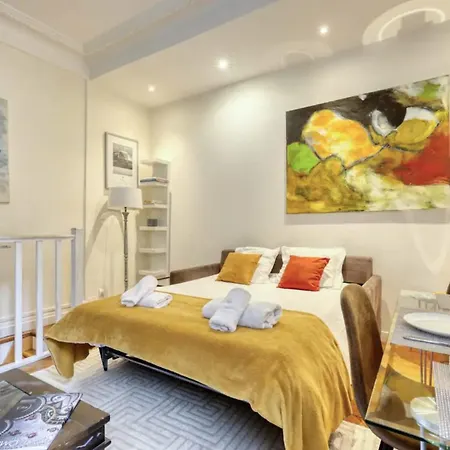Typical Chic Parisian Flat-near Les Champs-elysees