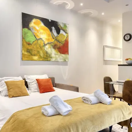 Apartament Typical Chic Parisian Flat-near Les Champs-elysees *